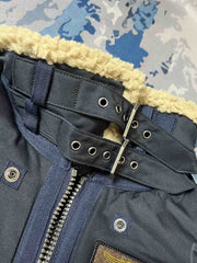 製品画像: 第74戦闘飛行中隊 B3 フライトジャケットの全体画像、シープスキン裏地とクラシックなミリタリースタイル
詳細画像: 背面の「74th FIGHTER SQ.」ロゴとアメリカ空軍マークの刺繍ディテール