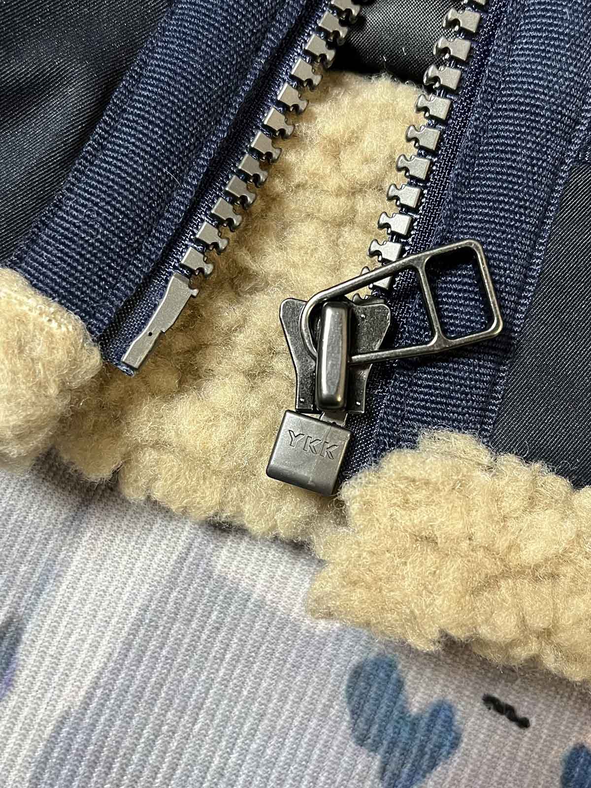 製品画像: 第74戦闘飛行中隊 B3 フライトジャケットの全体画像、シープスキン裏地とクラシックなミリタリースタイル
詳細画像: 背面の「74th FIGHTER SQ.」ロゴとアメリカ空軍マークの刺繍ディテール