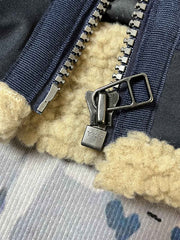 製品画像: 第74戦闘飛行中隊 B3 フライトジャケットの全体画像、シープスキン裏地とクラシックなミリタリースタイル
詳細画像: 背面の「74th FIGHTER SQ.」ロゴとアメリカ空軍マークの刺繍ディテール