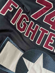 製品画像: 第74戦闘飛行中隊 B3 フライトジャケットの全体画像、シープスキン裏地とクラシックなミリタリースタイル
詳細画像: 背面の「74th FIGHTER SQ.」ロゴとアメリカ空軍マークの刺繍ディテール