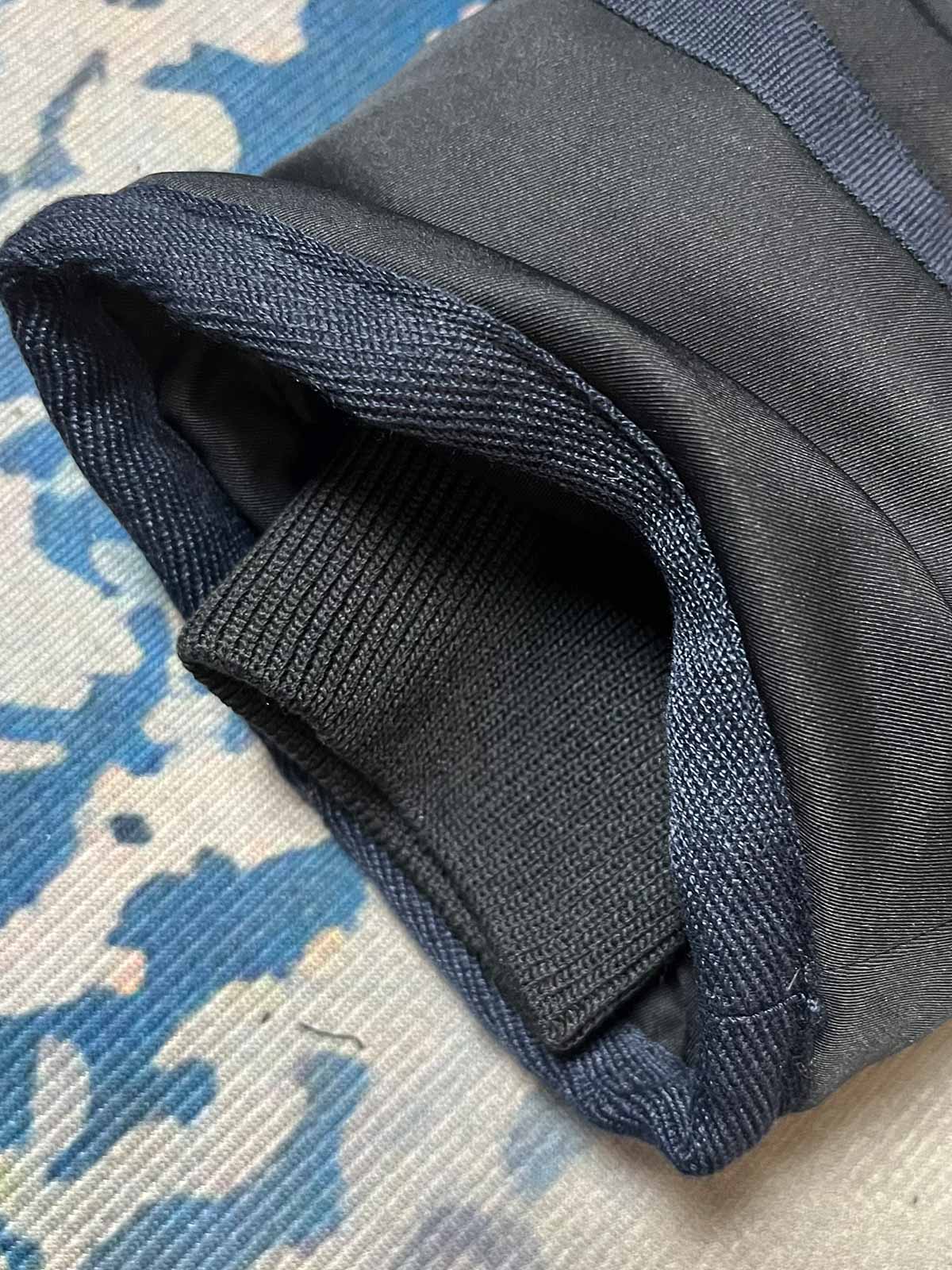 製品画像: 第74戦闘飛行中隊 B3 フライトジャケットの全体画像、シープスキン裏地とクラシックなミリタリースタイル
詳細画像: 背面の「74th FIGHTER SQ.」ロゴとアメリカ空軍マークの刺繍ディテール