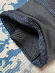 製品画像: 第74戦闘飛行中隊 B3 フライトジャケットの全体画像、シープスキン裏地とクラシックなミリタリースタイル
詳細画像: 背面の「74th FIGHTER SQ.」ロゴとアメリカ空軍マークの刺繍ディテール