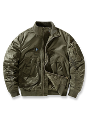 製品画像ALT替代文本
4色展開のクラシックパイロットジャケット(ブラック、アーミーグリーン、カーキ、ネイビー)。スタンドカラーとリブ仕様を備えた防風性・耐久性に優れたポリエステル製ジャケット。
詳細画像ALT替代文本
スタンドカラーパイロットジャケットのディテール、ジッパー付きスリーブポケットとリブ仕様。立体裁断でフィット感を強調し、機能性とスタイルを兼ね備えたデザイン。