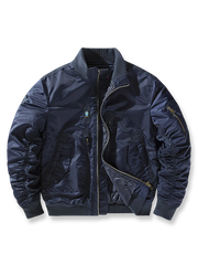 製品画像ALT替代文本
4色展開のクラシックパイロットジャケット(ブラック、アーミーグリーン、カーキ、ネイビー)。スタンドカラーとリブ仕様を備えた防風性・耐久性に優れたポリエステル製ジャケット。
詳細画像ALT替代文本
スタンドカラーパイロットジャケットのディテール、ジッパー付きスリーブポケットとリブ仕様。立体裁断でフィット感を強調し、機能性とスタイルを兼ね備えたデザイン。