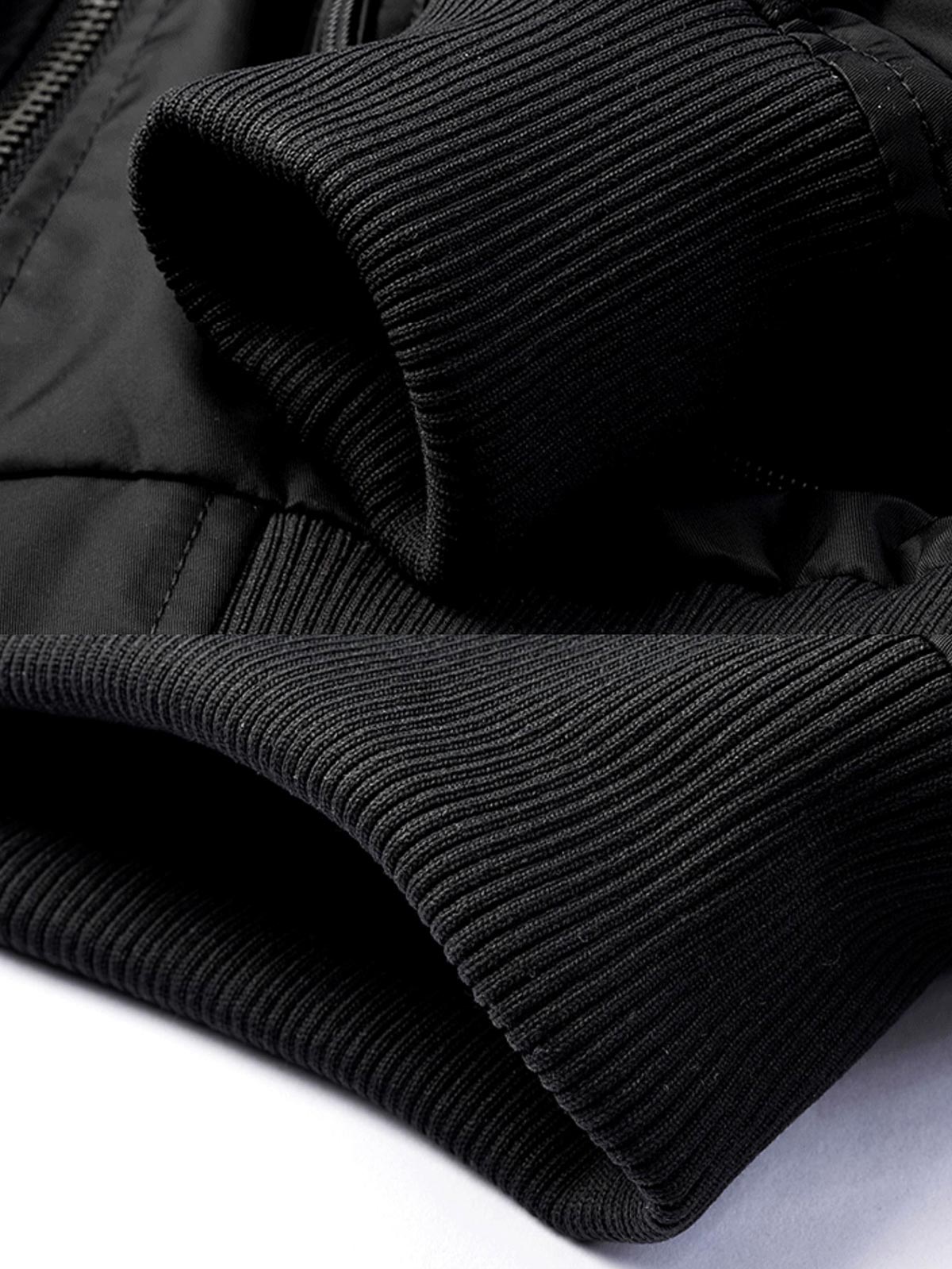 製品画像ALT替代文本
4色展開のクラシックパイロットジャケット(ブラック、アーミーグリーン、カーキ、ネイビー)。スタンドカラーとリブ仕様を備えた防風性・耐久性に優れたポリエステル製ジャケット。
詳細画像ALT替代文本
スタンドカラーパイロットジャケットのディテール、ジッパー付きスリーブポケットとリブ仕様。立体裁断でフィット感を強調し、機能性とスタイルを兼ね備えたデザイン。