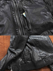 製品画像ALT代替テキスト
植鞣し羊革リブスタンドカラージャケット、滑らかな質感と高級感を備えたシンプルなショート丈シルエット。
詳細画像ALT代替テキスト
リブスタンドカラーとジッパーのディテール、植鞣し羊革の自然な光沢と精密な仕上げが特徴。