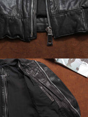 製品画像ALT代替テキスト
植鞣し羊革リブスタンドカラージャケット、滑らかな質感と高級感を備えたシンプルなショート丈シルエット。
詳細画像ALT代替テキスト
リブスタンドカラーとジッパーのディテール、植鞣し羊革の自然な光沢と精密な仕上げが特徴。