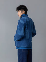 詳細画像ALT代替テキスト
手作りのパッチワークと刺繍ディテールが際立つノーカラー中綿ジャケット、自然なヴィンテージカラー。
モデル画像ALT代替テキスト
モデルが植物染めパッチワークノーカラー中綿ジャケットを着用し、秋冬に最適なシンプルでヴィンテージなスタイルを演出。