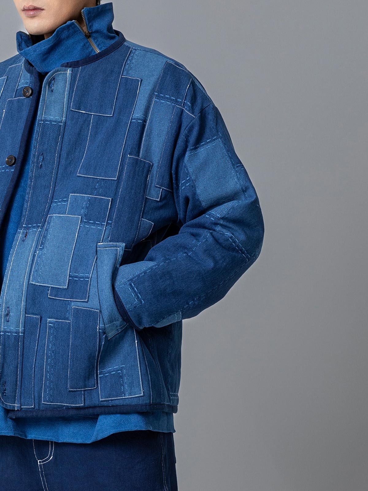 詳細画像ALT代替テキスト
手作りのパッチワークと刺繍ディテールが際立つノーカラー中綿ジャケット、自然なヴィンテージカラー。
モデル画像ALT代替テキスト
モデルが植物染めパッチワークノーカラー中綿ジャケットを着用し、秋冬に最適なシンプルでヴィンテージなスタイルを演出。