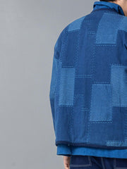 詳細画像ALT代替テキスト
手作りのパッチワークと刺繍ディテールが際立つノーカラー中綿ジャケット、自然なヴィンテージカラー。
モデル画像ALT代替テキスト
モデルが植物染めパッチワークノーカラー中綿ジャケットを着用し、秋冬に最適なシンプルでヴィンテージなスタイルを演出。