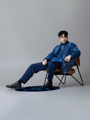 詳細画像ALT代替テキスト
手作りのパッチワークと刺繍ディテールが際立つノーカラー中綿ジャケット、自然なヴィンテージカラー。
モデル画像ALT代替テキスト
モデルが植物染めパッチワークノーカラー中綿ジャケットを着用し、秋冬に最適なシンプルでヴィンテージなスタイルを演出。