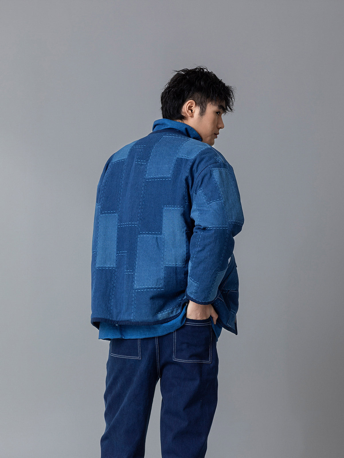 詳細画像ALT代替テキスト
手作りのパッチワークと刺繍ディテールが際立つノーカラー中綿ジャケット、自然なヴィンテージカラー。
モデル画像ALT代替テキスト
モデルが植物染めパッチワークノーカラー中綿ジャケットを着用し、秋冬に最適なシンプルでヴィンテージなスタイルを演出。