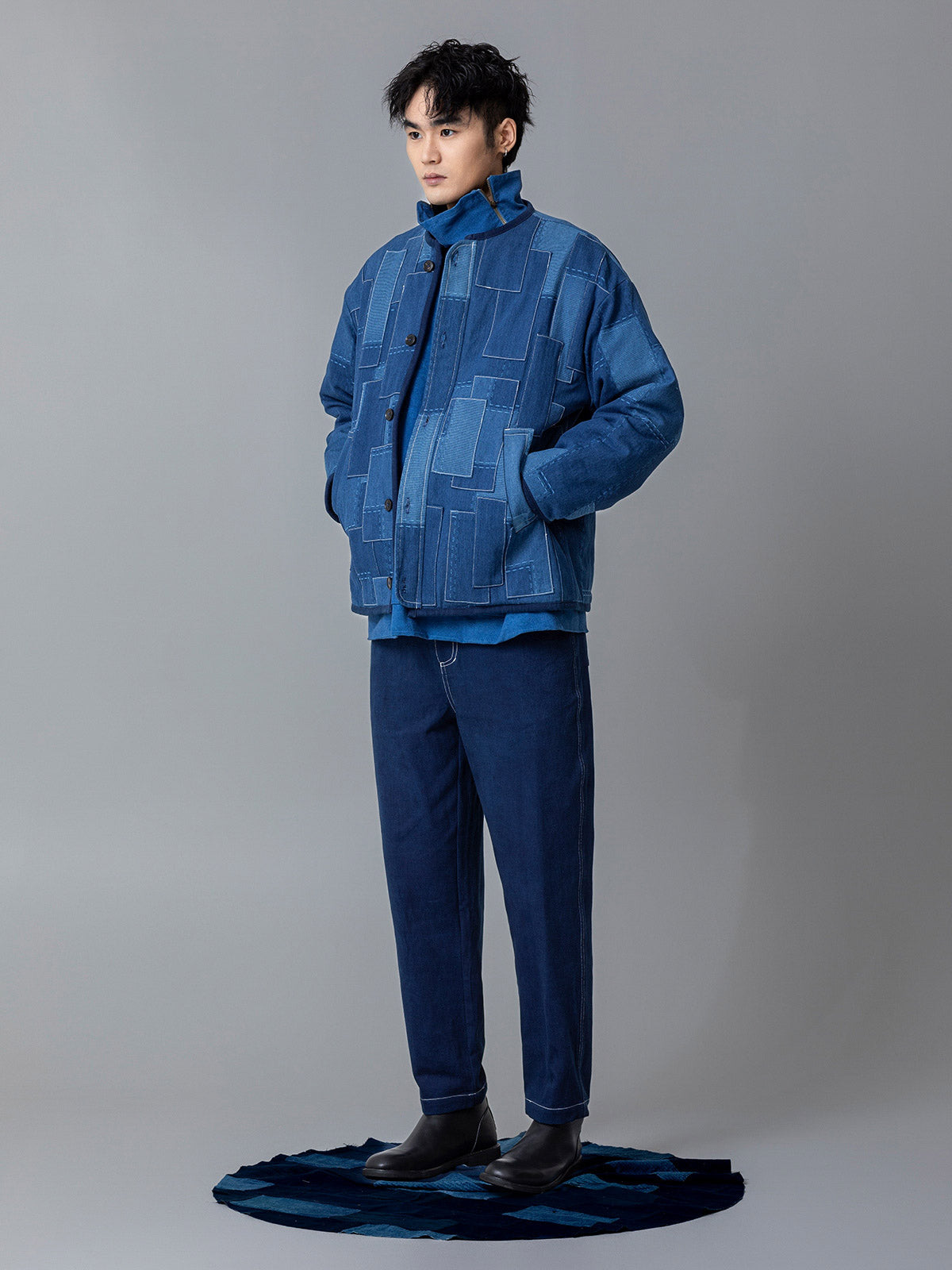 詳細画像ALT代替テキスト
手作りのパッチワークと刺繍ディテールが際立つノーカラー中綿ジャケット、自然なヴィンテージカラー。
モデル画像ALT代替テキスト
モデルが植物染めパッチワークノーカラー中綿ジャケットを着用し、秋冬に最適なシンプルでヴィンテージなスタイルを演出。