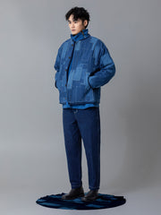 詳細画像ALT代替テキスト
手作りのパッチワークと刺繍ディテールが際立つノーカラー中綿ジャケット、自然なヴィンテージカラー。
モデル画像ALT代替テキスト
モデルが植物染めパッチワークノーカラー中綿ジャケットを着用し、秋冬に最適なシンプルでヴィンテージなスタイルを演出。