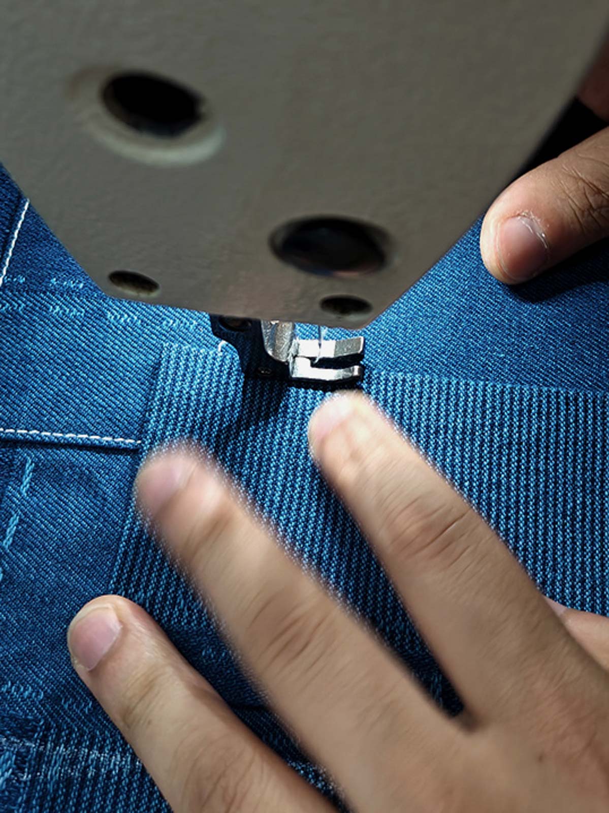 製品画像ALT代替テキスト
植物染めノーカラー中綿ジャケット、100%コットン素材とヴィンテージ風パッチワークが特徴のエコフレンドリーデザイン。
詳細画像ALT代替テキスト
手作りのパッチワークと刺繍ディテールが際立つノーカラー中綿ジャケット、自然なヴィンテージカラー。