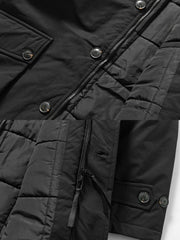 製品画像ALT代替テキスト
クラシックなミドル丈キルティング中綿コート、3色展開(ベージュ、グリーン、ブラック)、冬の防寒に最適。
詳細画像ALT代替テキスト
防風・防水性能を備えたダブルジップとポケットディテールが特徴の中綿コート。