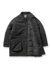 製品画像ALT代替テキスト
クラシックなミドル丈キルティング中綿コート、3色展開(ベージュ、グリーン、ブラック)、冬の防寒に最適。
詳細画像ALT代替テキスト
防風・防水性能を備えたダブルジップとポケットディテールが特徴の中綿コート。