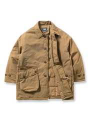 製品画像ALT代替テキスト
クラシックなミドル丈キルティング中綿コート、3色展開(ベージュ、グリーン、ブラック)、冬の防寒に最適。
詳細画像ALT代替テキスト
防風・防水性能を備えたダブルジップとポケットディテールが特徴の中綿コート。