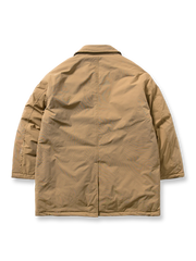 製品画像ALT代替テキスト
クラシックなミドル丈キルティング中綿コート、3色展開(ベージュ、グリーン、ブラック)、冬の防寒に最適。
詳細画像ALT代替テキスト
防風・防水性能を備えたダブルジップとポケットディテールが特徴の中綿コート。