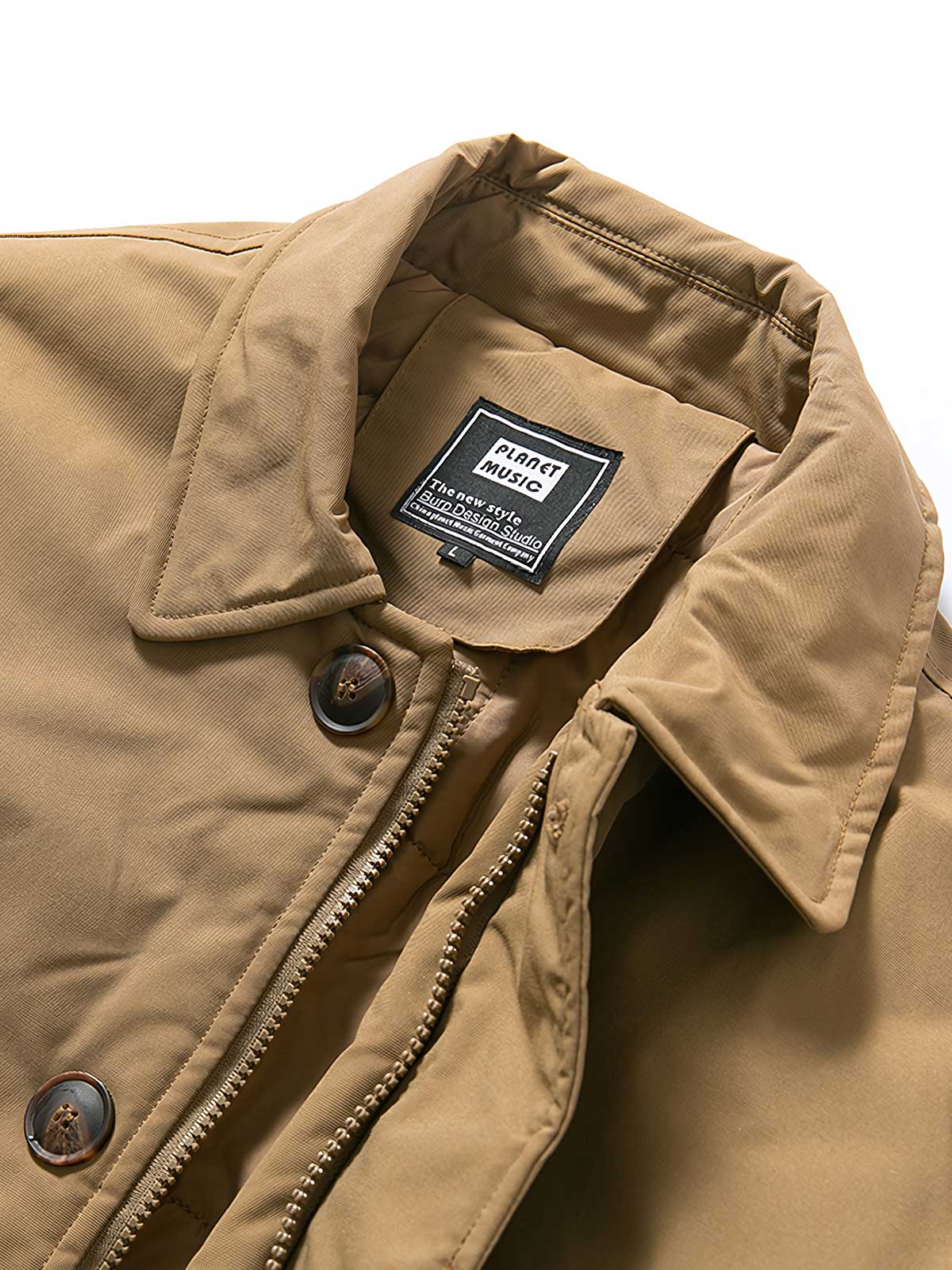 製品画像ALT代替テキスト
クラシックなミドル丈キルティング中綿コート、3色展開(ベージュ、グリーン、ブラック)、冬の防寒に最適。
詳細画像ALT代替テキスト
防風・防水性能を備えたダブルジップとポケットディテールが特徴の中綿コート。