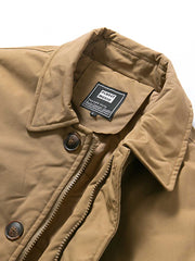 製品画像ALT代替テキスト
クラシックなミドル丈キルティング中綿コート、3色展開(ベージュ、グリーン、ブラック)、冬の防寒に最適。
詳細画像ALT代替テキスト
防風・防水性能を備えたダブルジップとポケットディテールが特徴の中綿コート。