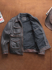 製品画像ALT代替テキスト
特級ソフトカウレザーを使用したヴィンテージ風M65レザーフィールドジャケット全体展示、クラシックなデザインと耐久性が特徴的
詳細画像ALT代替テキスト
M65フィールドジャケットのカウレザー質感、エッジ加工、マルチポケットと高密度刺繍の細部ディテール展示