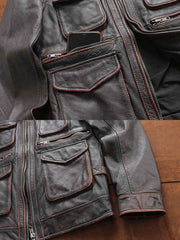 製品画像ALT代替テキスト
特級ソフトカウレザーを使用したヴィンテージ風M65レザーフィールドジャケット全体展示、クラシックなデザインと耐久性が特徴的
詳細画像ALT代替テキスト
M65フィールドジャケットのカウレザー質感、エッジ加工、マルチポケットと高密度刺繍の細部ディテール展示