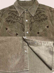 製品画像:アメカジヴィンテージコーデュロイ刺繍シャツの全体展示図、厚手のコットン素材で、ヴィンテージ風刺繍とシープレザー装飾が特徴的。
詳細画像:コーデュロイ刺繍シャツの刺繍模様とシープレザー装飾、ヴィンテージ風コンチョボタンと真鍮製ドットボタンのディテール。