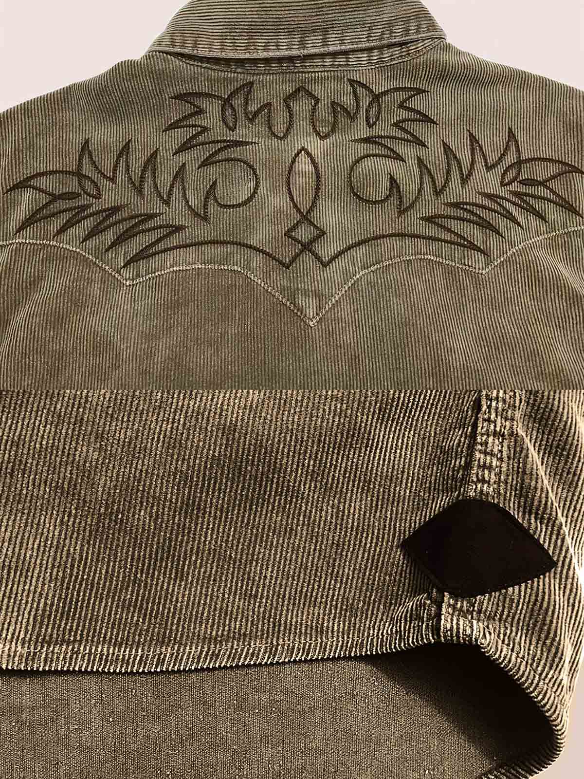 製品画像:アメカジヴィンテージコーデュロイ刺繍シャツの全体展示図、厚手のコットン素材で、ヴィンテージ風刺繍とシープレザー装飾が特徴的。
詳細画像:コーデュロイ刺繍シャツの刺繍模様とシープレザー装飾、ヴィンテージ風コンチョボタンと真鍮製ドットボタンのディテール。