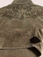 製品画像:アメカジヴィンテージコーデュロイ刺繍シャツの全体展示図、厚手のコットン素材で、ヴィンテージ風刺繍とシープレザー装飾が特徴的。
詳細画像:コーデュロイ刺繍シャツの刺繍模様とシープレザー装飾、ヴィンテージ風コンチョボタンと真鍮製ドットボタンのディテール。