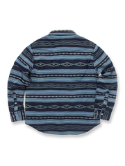 製品画像:ナバホトーテム柄プリントシャツの全体画像、テンセル素材とヴィンテージ風デザインが特徴
詳細画像:ナバホ柄プリント、ウォッシュ加工された金属アイレットボタンのディテール