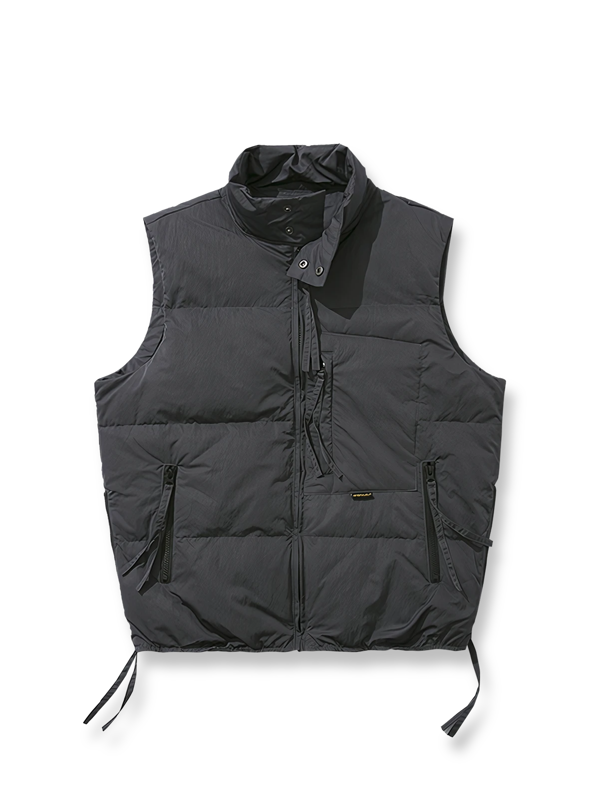 製品画像: 多ポケットデザインのワークダウンベスト、スタンドカラーと70%-79%ホワイトダックダウン充填による高保温性が特徴の全体イメージ
詳細画像: ワークスタイルのダウンベストに施されたジッパー付きサイドスリットとポケットディテールのクローズアップ