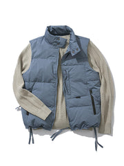 製品画像: 多ポケットデザインのワークダウンベスト、スタンドカラーと70%-79%ホワイトダックダウン充填による高保温性が特徴の全体イメージ
詳細画像: ワークスタイルのダウンベストに施されたジッパー付きサイドスリットとポケットディテールのクローズアップ