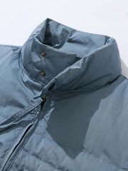 製品画像: 多ポケットデザインのワークダウンベスト、スタンドカラーと70%-79%ホワイトダックダウン充填による高保温性が特徴の全体イメージ
詳細画像: ワークスタイルのダウンベストに施されたジッパー付きサイドスリットとポケットディテールのクローズアップ