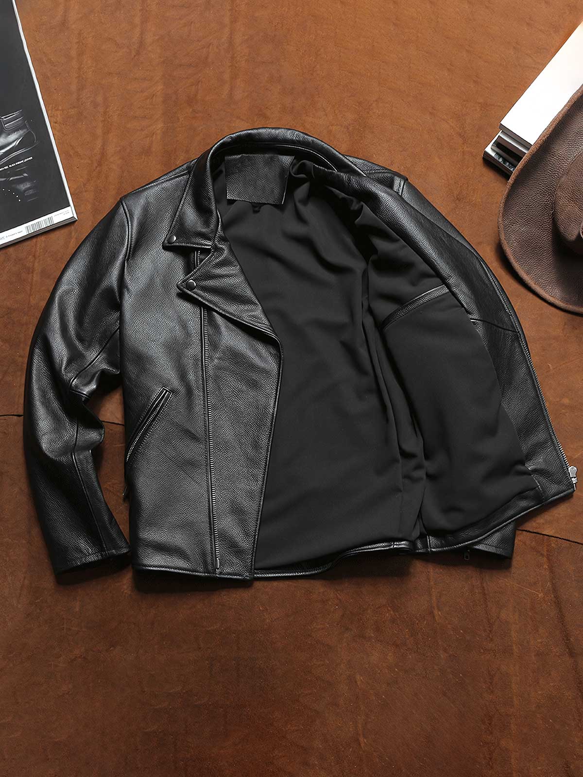 製品画像: 高品質1.0mm厚フルグレインレザー製のスタイリッシュでタフなライダースジャケット全体画像。クラシックなラペルとジップディテールが強調され、バイクライディングやカジュアルスタイルにも最適。
詳細画像: クローズアップで撮影されたラペルとジップディテール、フルグレインレザーの質感がわかる特写。ジャケットのクラシックなデザイン要素と耐久性の高いジップ構造を強調。