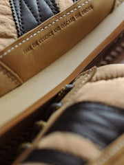 製品画像: 80年代OGモデルをリバイバルしたメンズレトロランニングシューズ。ナイロンとスエード素材を組み合わせたC-CLASSグレードの高品質デザインで、ファッション性と耐久性を両立した全体展示図。
詳細画像: 側面のフルグレインホースレザー装飾とM字型トゥの型押しディテール、ヴィンテージスタイルの魅力を引き立てる細部をクローズアップで展示。