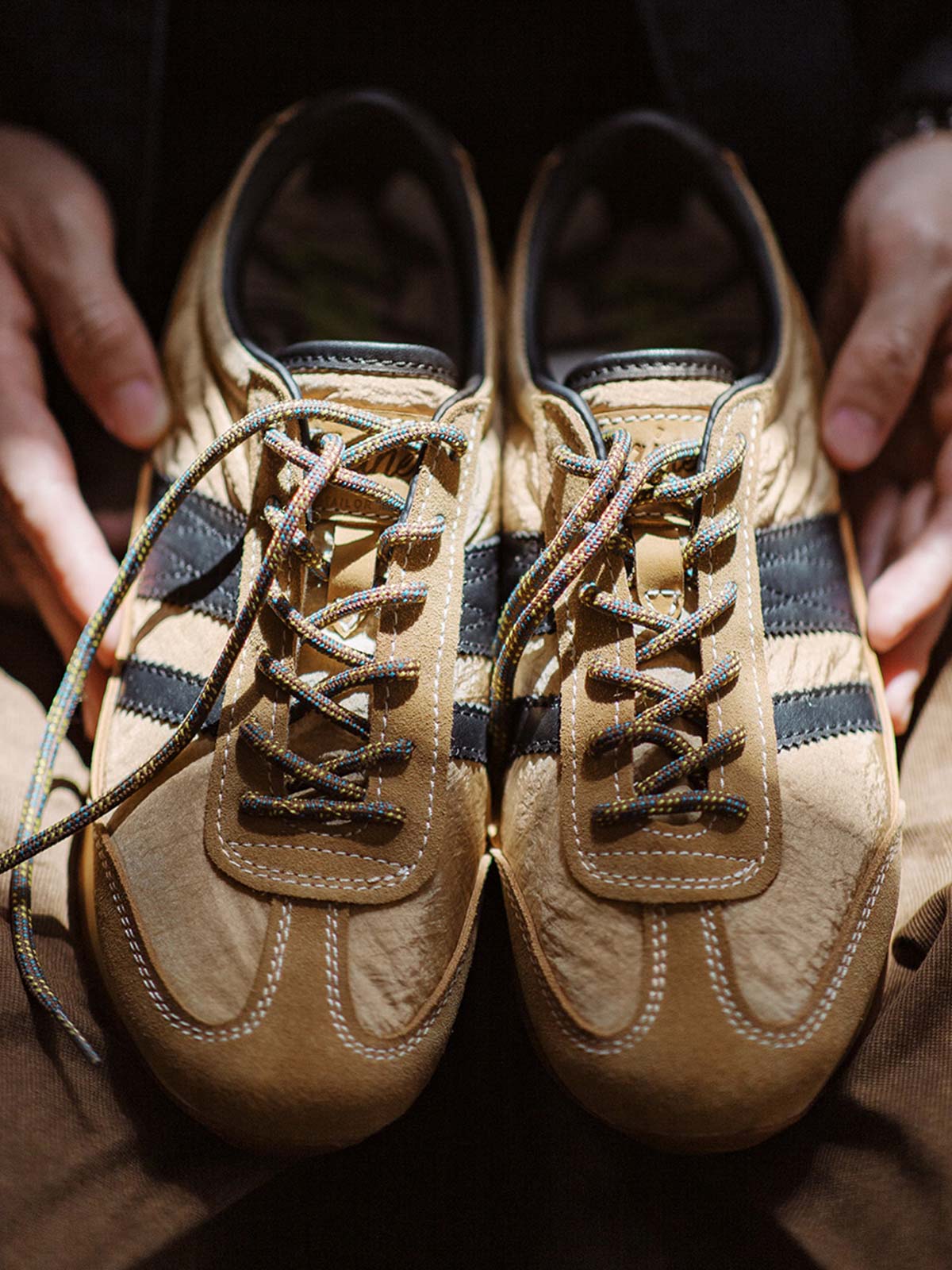 詳細画像: 側面のフルグレインホースレザー装飾とM字型トゥの型押しディテール、ヴィンテージスタイルの魅力を引き立てる細部をクローズアップで展示。
モデル画像: カジュアルからスポーツまで多様なシーンに対応するメンズレトロランニングシューズの着用例。80年代風のコーディネートで個性とファッション性を表現。