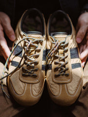 詳細画像: 側面のフルグレインホースレザー装飾とM字型トゥの型押しディテール、ヴィンテージスタイルの魅力を引き立てる細部をクローズアップで展示。
モデル画像: カジュアルからスポーツまで多様なシーンに対応するメンズレトロランニングシューズの着用例。80年代風のコーディネートで個性とファッション性を表現。