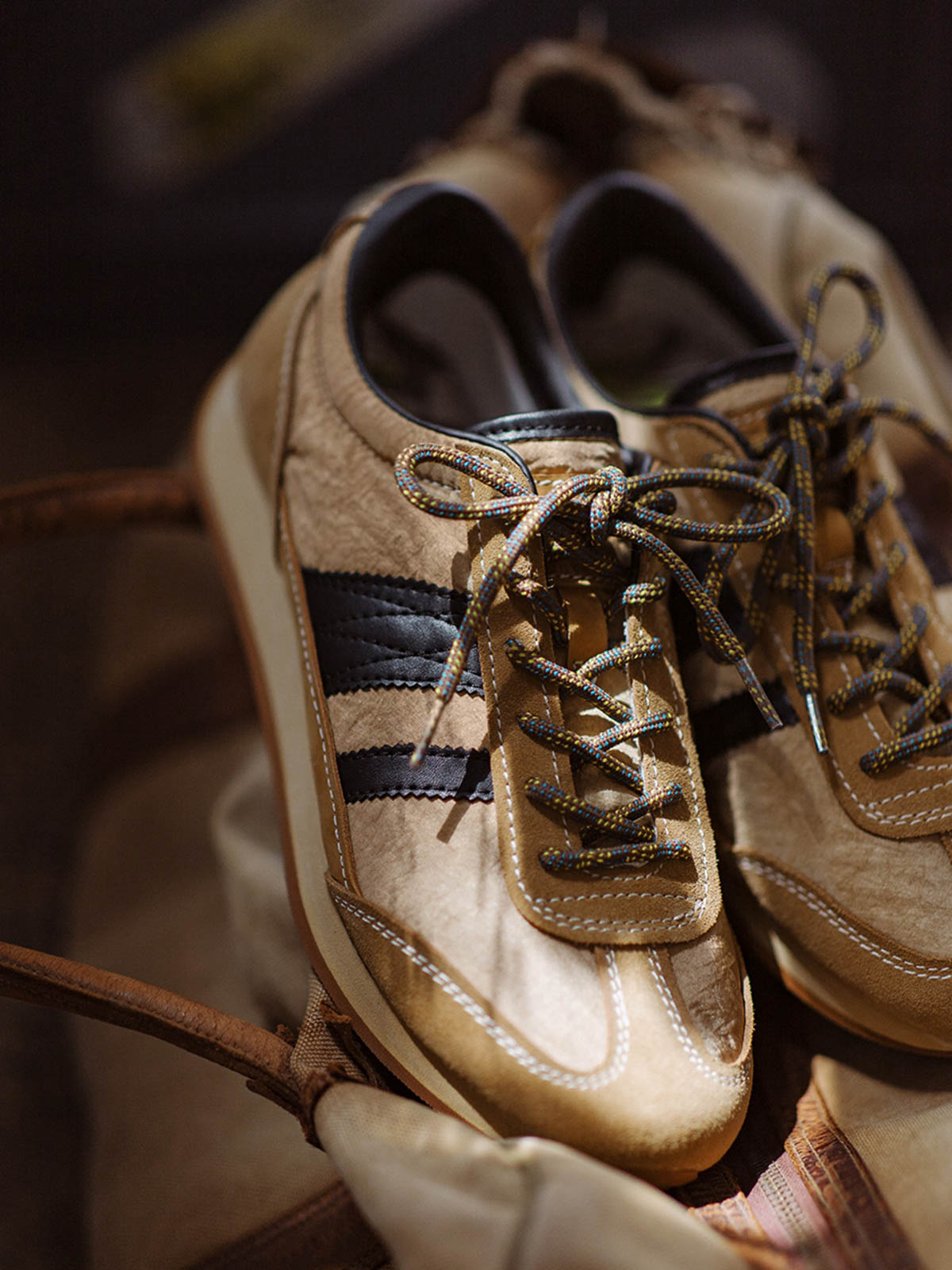 詳細画像: 側面のフルグレインホースレザー装飾とM字型トゥの型押しディテール、ヴィンテージスタイルの魅力を引き立てる細部をクローズアップで展示。
モデル画像: カジュアルからスポーツまで多様なシーンに対応するメンズレトロランニングシューズの着用例。80年代風のコーディネートで個性とファッション性を表現。