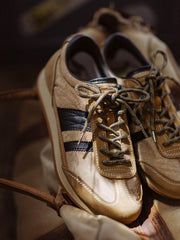 詳細画像: 側面のフルグレインホースレザー装飾とM字型トゥの型押しディテール、ヴィンテージスタイルの魅力を引き立てる細部をクローズアップで展示。
モデル画像: カジュアルからスポーツまで多様なシーンに対応するメンズレトロランニングシューズの着用例。80年代風のコーディネートで個性とファッション性を表現。