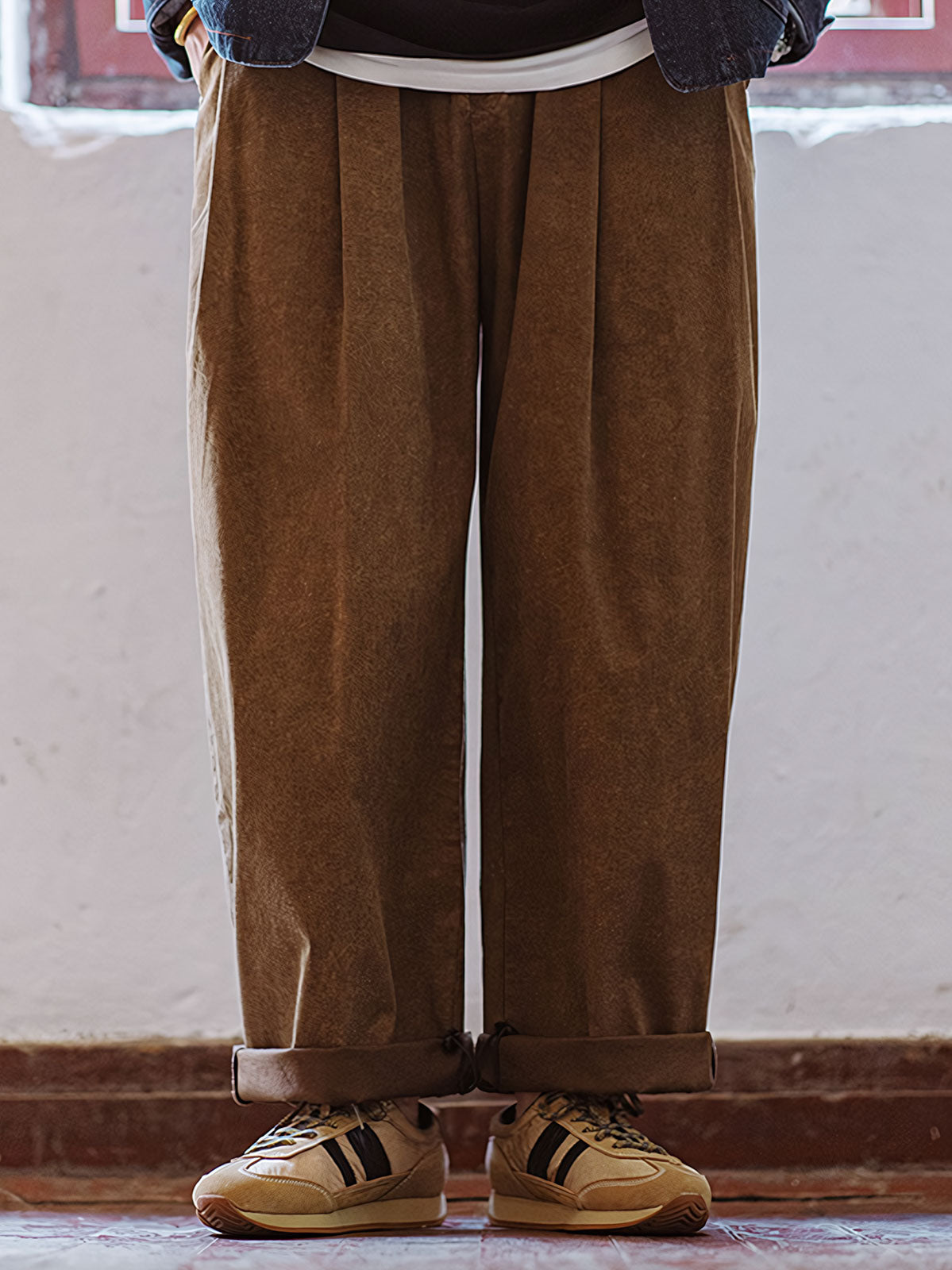 詳細画像: 側面のフルグレインホースレザー装飾とM字型トゥの型押しディテール、ヴィンテージスタイルの魅力を引き立てる細部をクローズアップで展示。
モデル画像: カジュアルからスポーツまで多様なシーンに対応するメンズレトロランニングシューズの着用例。80年代風のコーディネートで個性とファッション性を表現。