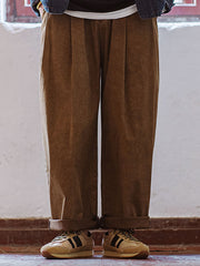 詳細画像: 側面のフルグレインホースレザー装飾とM字型トゥの型押しディテール、ヴィンテージスタイルの魅力を引き立てる細部をクローズアップで展示。
モデル画像: カジュアルからスポーツまで多様なシーンに対応するメンズレトロランニングシューズの着用例。80年代風のコーディネートで個性とファッション性を表現。