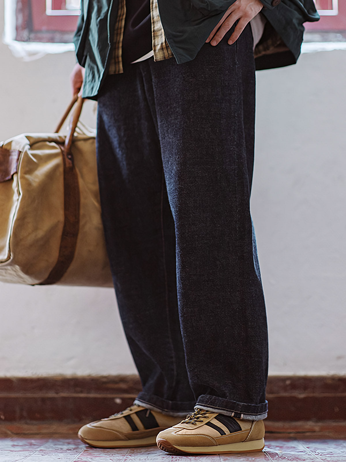 詳細画像: 側面のフルグレインホースレザー装飾とM字型トゥの型押しディテール、ヴィンテージスタイルの魅力を引き立てる細部をクローズアップで展示。
モデル画像: カジュアルからスポーツまで多様なシーンに対応するメンズレトロランニングシューズの着用例。80年代風のコーディネートで個性とファッション性を表現。