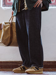 詳細画像: 側面のフルグレインホースレザー装飾とM字型トゥの型押しディテール、ヴィンテージスタイルの魅力を引き立てる細部をクローズアップで展示。
モデル画像: カジュアルからスポーツまで多様なシーンに対応するメンズレトロランニングシューズの着用例。80年代風のコーディネートで個性とファッション性を表現。