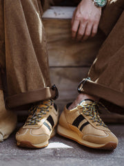 詳細画像: 側面のフルグレインホースレザー装飾とM字型トゥの型押しディテール、ヴィンテージスタイルの魅力を引き立てる細部をクローズアップで展示。
モデル画像: カジュアルからスポーツまで多様なシーンに対応するメンズレトロランニングシューズの着用例。80年代風のコーディネートで個性とファッション性を表現。