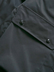 製品画像: ミドル丈ヴィンテージワークコート全体像、実用的な多ポケットデザイン、防風・撥水性能で冬に最適
詳細画像: ワークコートの多ポケットディテール展示、ヴィンテージスタイルの収納力とデザイン性