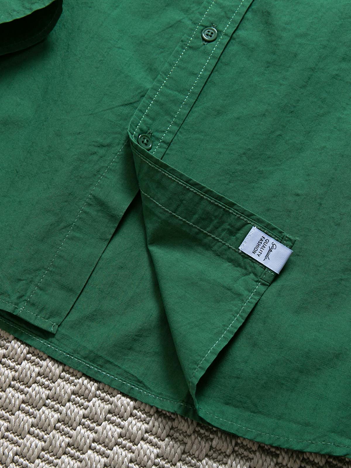 製品画像: 春秋シーズンに最適なコーマコットン製格子織り長袖シャツ全体画像|リラックスフィットで快適なカジュアルスタイル
詳細画像: コーマコットン素材の格子織りディテール|春秋のカジュアルコーディネートに最適な品質感