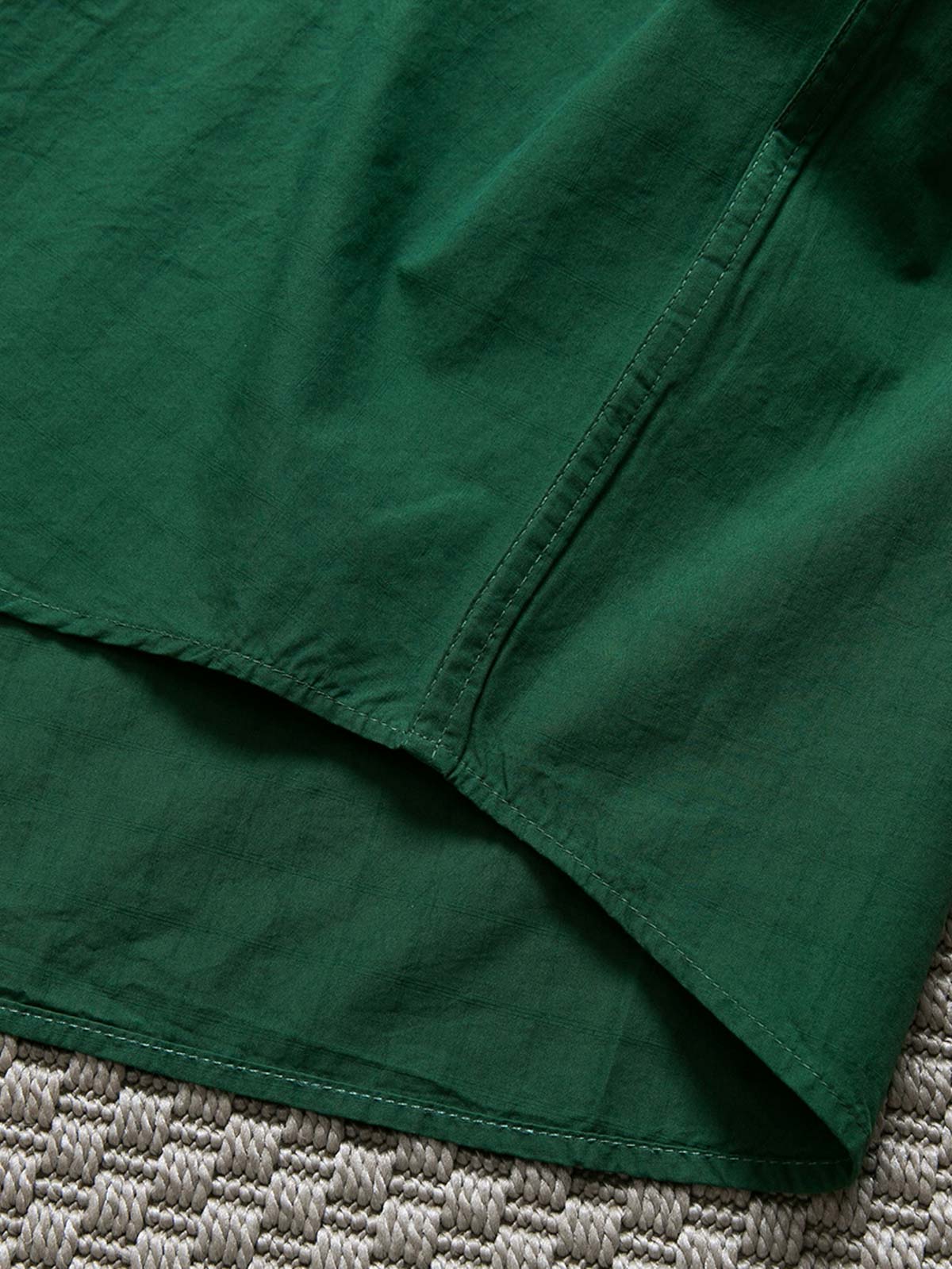 製品画像: 春秋シーズンに最適なコーマコットン製格子織り長袖シャツ全体画像|リラックスフィットで快適なカジュアルスタイル
詳細画像: コーマコットン素材の格子織りディテール|春秋のカジュアルコーディネートに最適な品質感