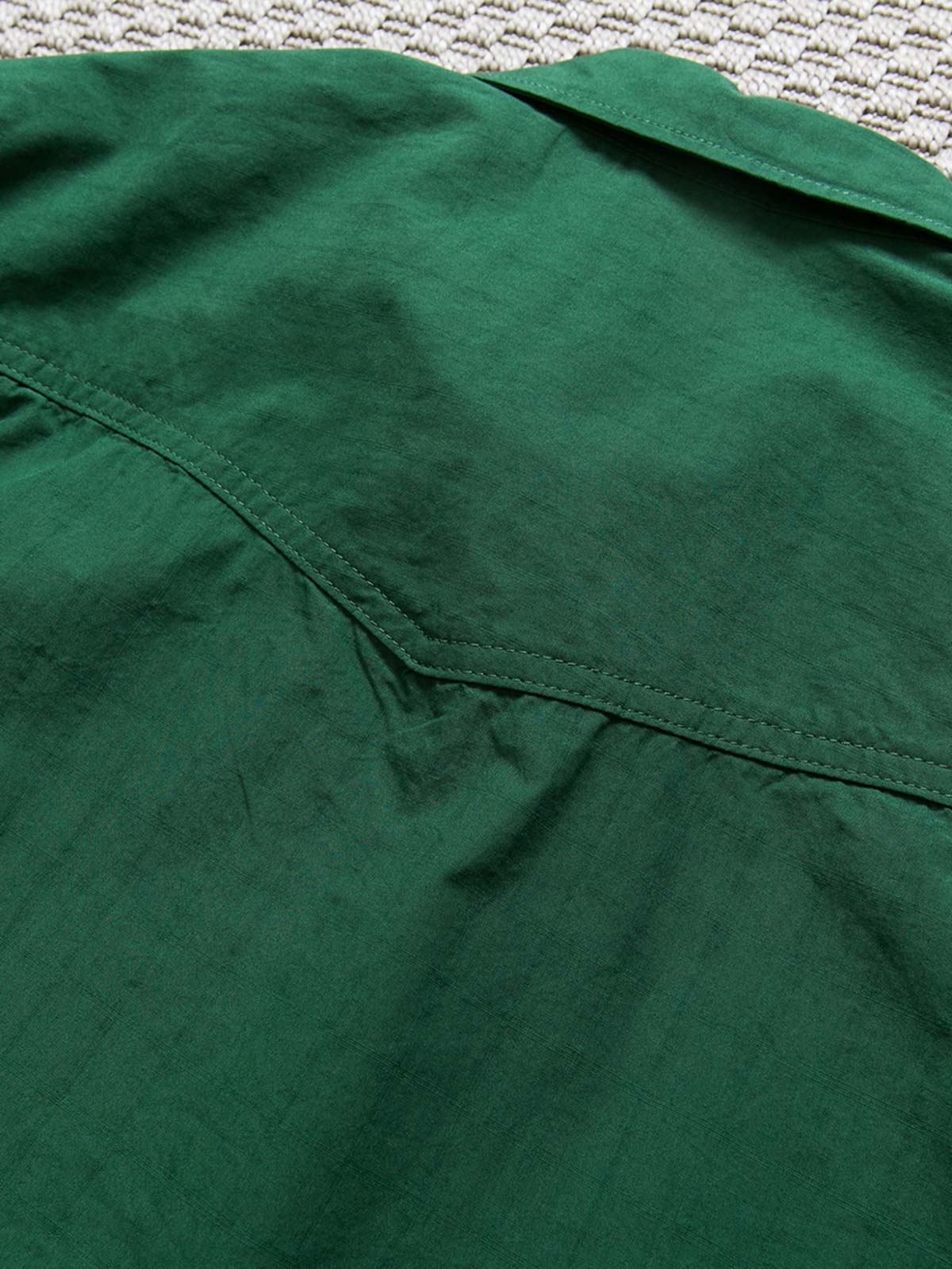 製品画像: 春秋シーズンに最適なコーマコットン製格子織り長袖シャツ全体画像|リラックスフィットで快適なカジュアルスタイル
詳細画像: コーマコットン素材の格子織りディテール|春秋のカジュアルコーディネートに最適な品質感