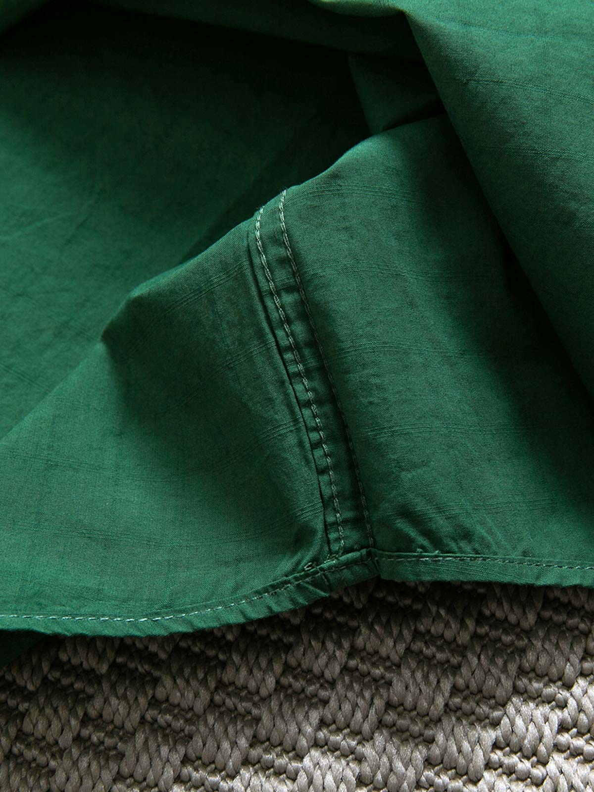 製品画像: 春秋シーズンに最適なコーマコットン製格子織り長袖シャツ全体画像|リラックスフィットで快適なカジュアルスタイル
詳細画像: コーマコットン素材の格子織りディテール|春秋のカジュアルコーディネートに最適な品質感